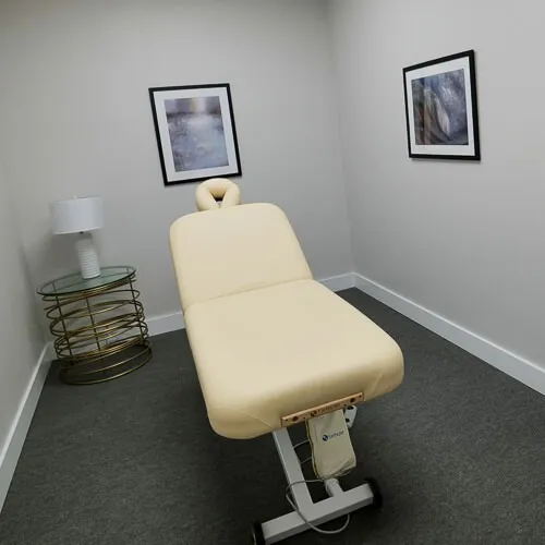 Khospace Bodyspace massage room in Coconut Creek with an electric table